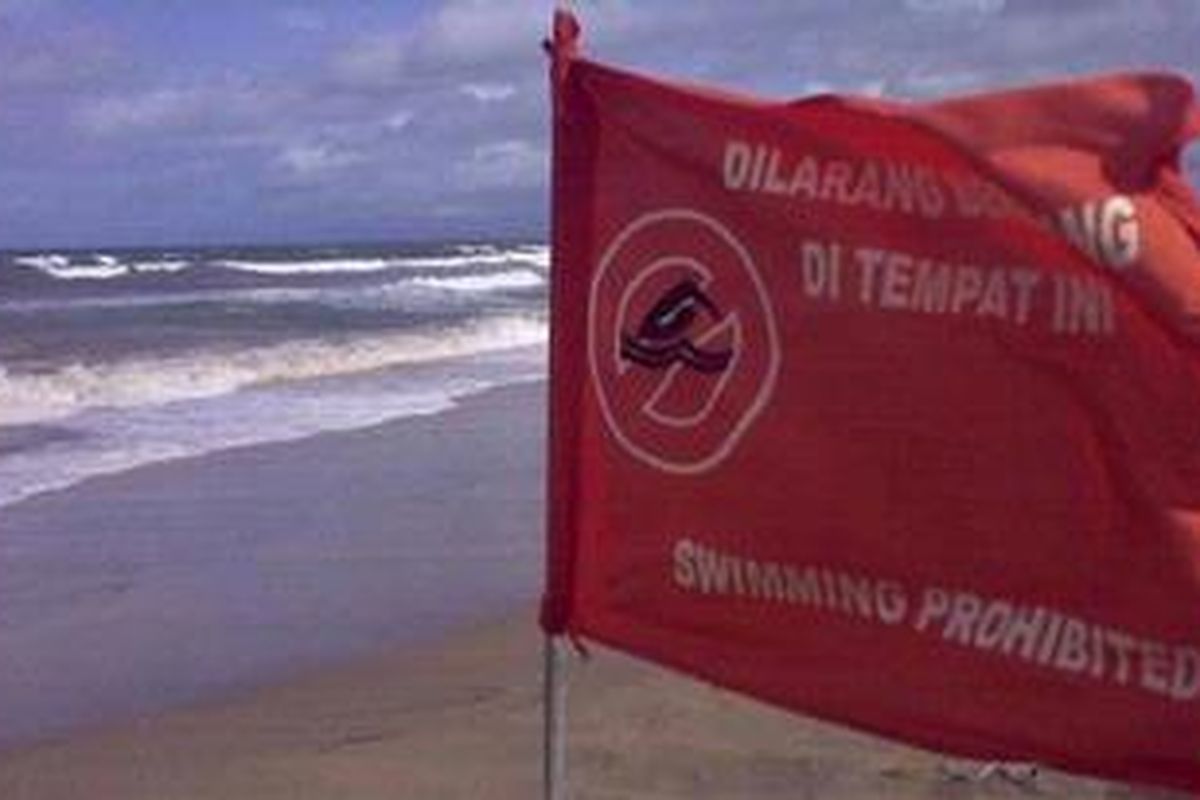Bendera merah bergambar tengkorak yang merupakan simbol larangan berenang terpasang di sepanjang pantai Kuta, Bali, Kamis (26/1/2012). 