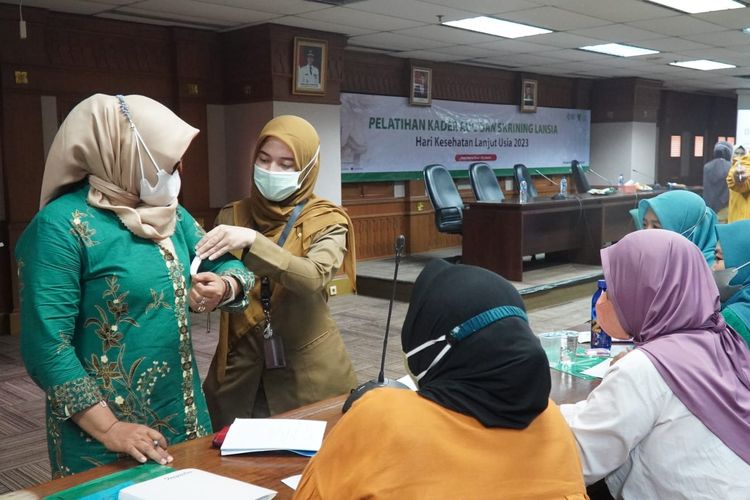 Layanan Kesehatan Cuma-Cuma (LKC) Dompet Dhuafa menggelar Pelatihan Kader Agent of Change (AOC) dan Skrining Lansia di ruang Wijayakusuma Kantor Walikota Jakarta Barat, (Selasa, 23/5/2023).
