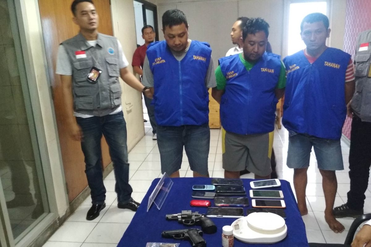 Foto tiga orqng tersangka pengedar narkoba yang merupakan bagian dari jaringan lapas Salemba, Rabu (16/1/2019)