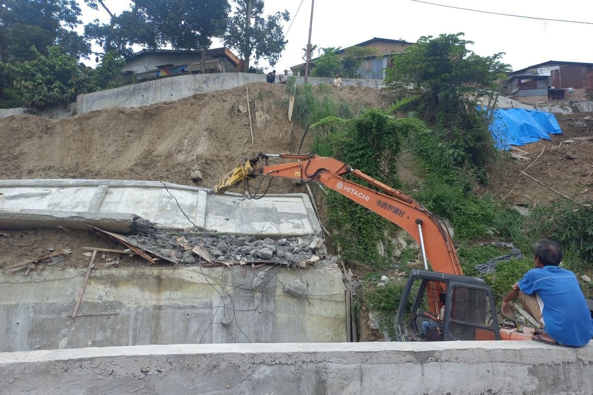 Foto: Tembok penguatan tebing di Sungai Bah Tongguran Jalan Sekka Nauli, Kelurahan Bane, Kecamatan Sigulang gulang, Kota Pematangsiantar, Sumatera Utara, Jumat (24/1/2025).