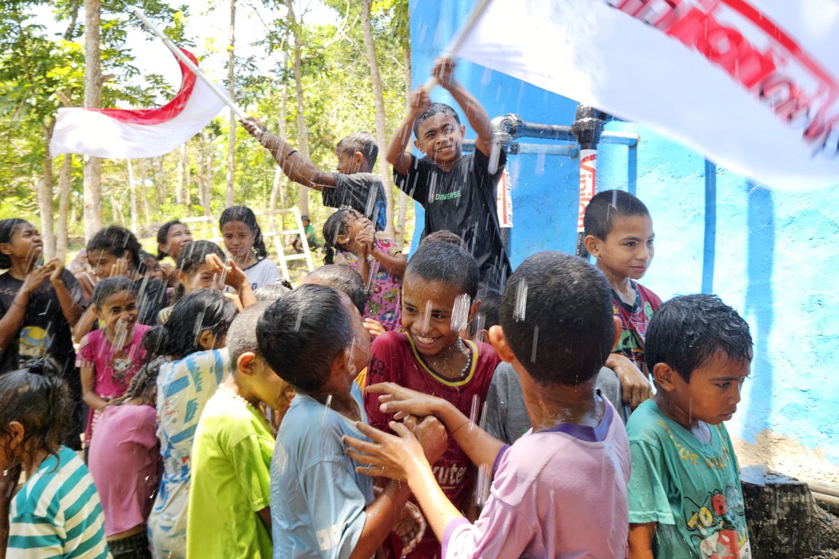 Vinilon menghadirkan akses air bersih yang mudah ke Desa Fafinesu, NTT, melalui pipa HDPE Vinilon sepanjang 8,2 kilometer beserta perangkat sanitary YUTA untuk kebutuhan sistem distribusi air bersih warga.