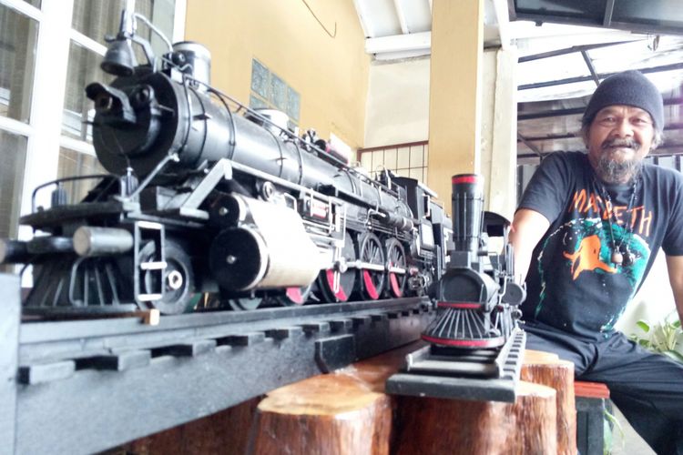 Andi Sutisna (63) sedang memperlihatkan hasil karyanya sebuah miniatur lokomotif yang dibuatnya dari serakan sampah di Sungai Cikapundung, aliran Sungai Citarum. Miniatur ini diperlihatkan Andi di kediamannya di Jalan Perintis Kemerdekaan, Kota Bandung, Jumat (9/2/2018).