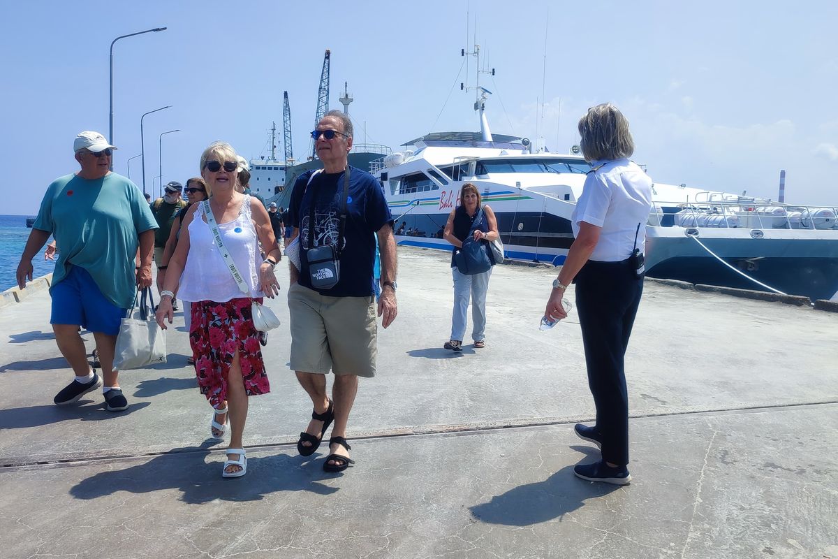 Kapal Pesiar yang mengangkut ratusan wisatawan singgah di Pelabuhan Celukan Bawang, Kecamatan Gerokgak, Kabupaten Buleleng, Provinsi Bali, Selasa (2/1/2024).
