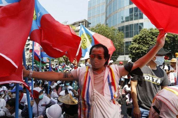 Unjuk rasa multi etnik berlangsung di Persimpangan Hledan, Yangon pada 24 Februari 2021.