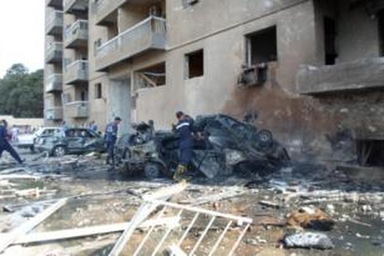 Petugas pemadam kebakaran berusaha memadamkan api yang menghanguskan sejumlah mobil di dekat markas intelijen militer di kota Ismailiya, Mesir yang dihantam serangan bom mobil.