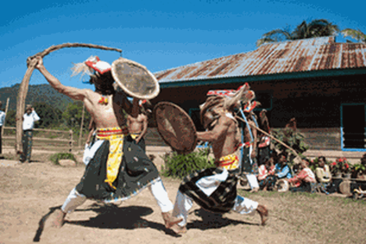 Tarian Caci di Labuan Bajo, Manggarai Barat, Provinsi Nusa Tenggara Timur.