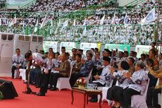 Bungkukkan Badan, Jokowi Beri Hormat ke Puluhan Ribu Guru