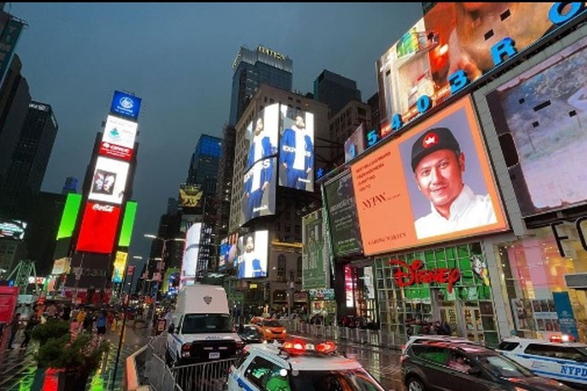 Wajah artis peran Gading Marten terpampang di New York.