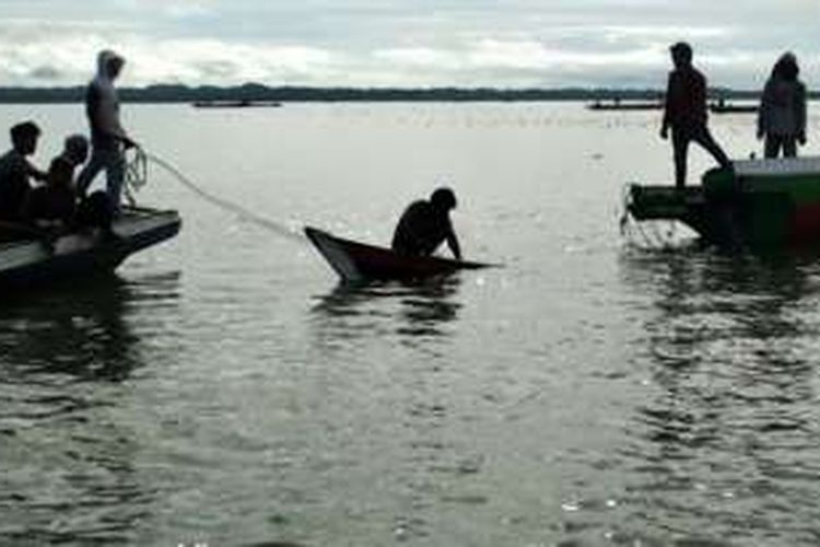  Perahu Rizal, korban disambar petir terlihat pecah dibagian bawah ketika ditarik dari lokasi kejadian. Hingga sore hari keberadaan Rizal belum diketahui  oleh tim sar dari basarnasa Nunukan. 