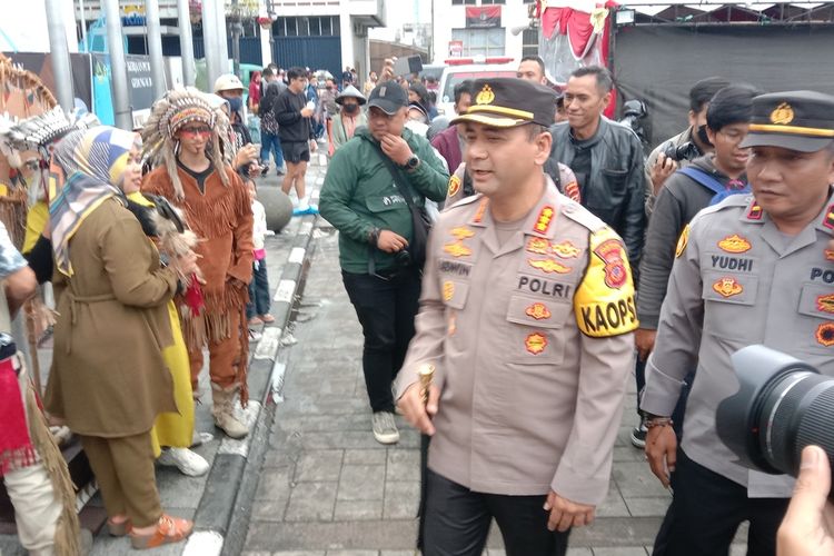 Kapolrestabes Bandung Kombes Aswin Sipayung memberikan imbauan penggunaan masker kepada warga di Jalan Soekarno Kota Bandung, Sabtu (31/12/2022)