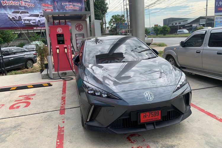 Ilustrasi mobil listrik MG4 EV di salah satu diler MG di Thailand