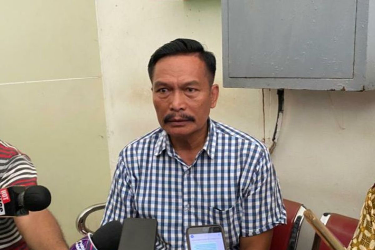 Ayah Shane, Tagor Lumbantoruan memberikan keterangan kepada wartawan di Pengadilan Negeri Jakarta Selatan, Jakarta, Selasa (4/4/2023). 