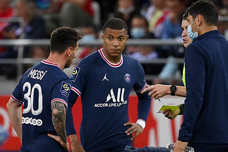 Lionel Messi dan Kylian Mbappe dalam laga lanjutan Liga Perancis 2021-2022 antara Stade de Reims dan Paris Saint-Germain di Stadion Auguste Delaune, 29 Agustus 2021.