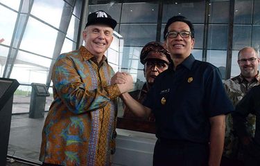 Duta Besar Amerika Serikat untuk Indonesia Joseph R. Donovan, didampingi Bupati Pulau Morotai Benny Laos di Museum Perang Dunia II, Senin (01/04/2019) 