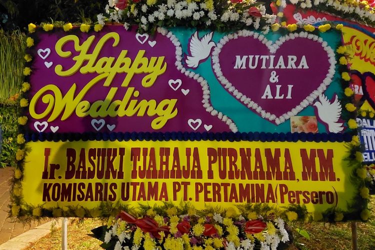 Karangan bunga dari Basuki Tjahaja Purnama alias Ahok, eks Gubernur DKI Jakarta sekaligus Komisaris Utama PT Pertamina, yang berada di pernikahan Mutiara Baswedan dan Ali Alhuraiby di Ancol, Jumat (29/7/2022) malam.