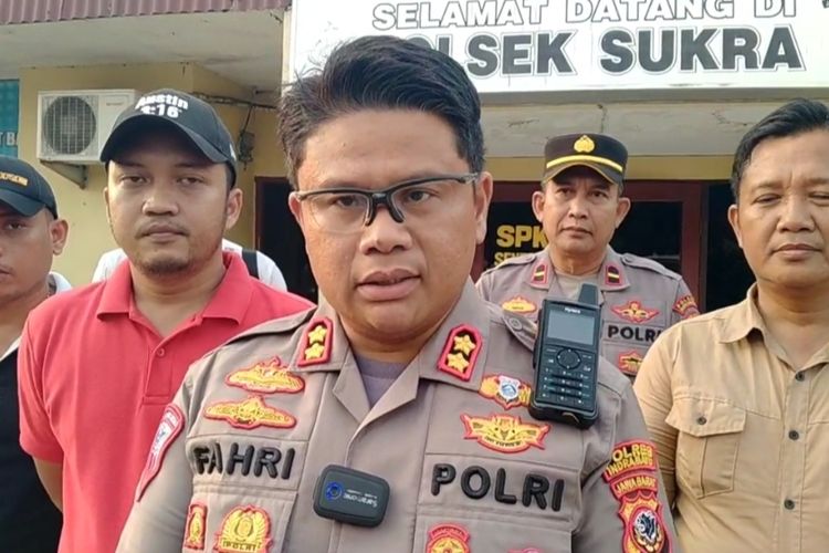 Kapolres Indramayu AKBP Fahri Siregar, memberikan keterangan di depan Polsek Sukra, Kabupaten Indramayu Jawa Barat, pada Jumat (26/5/2023) petang