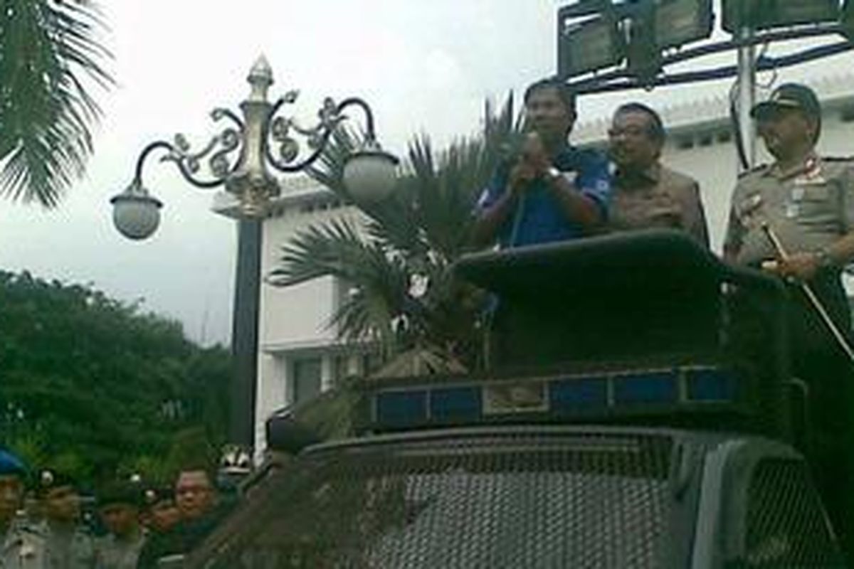 Gubernur Jatim, Soekarwo, dan Kapolda Jatim, Irjen Pol Untung S Rajab menemui demonstran buruh di depan Kantor Gubernur Jatim, Jalan Pahlawan Surabaya, pada peringatan May Day, Minggu (1/5/2011) 