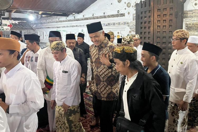 Ganjar Pranowo mengakhiri rangkaian ziarah Walisongo ke Makam Sunan Gunung Drajat di Cirebon, Selasa (21/3/2023).