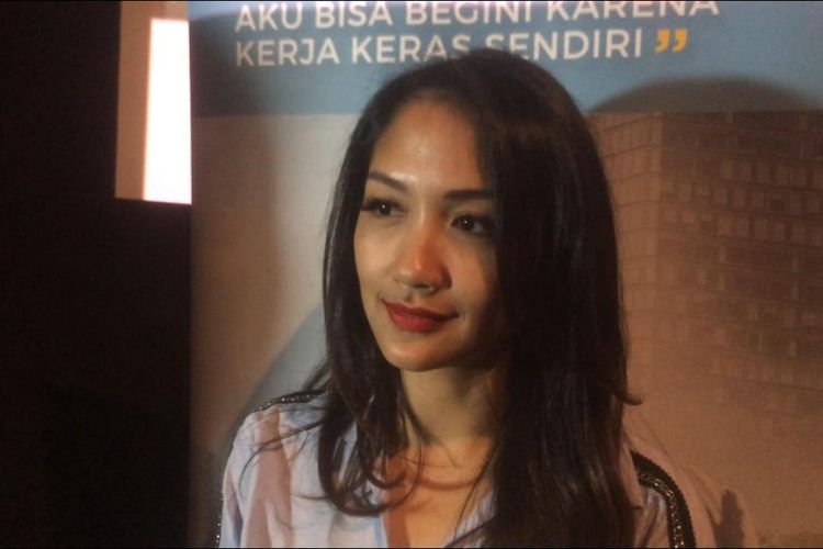 Adriana Bustami, istri Augie Fantinus Bacakan surat suamuinya usai press screening film Lagi Lagi Ateng di XXI Epicentrum, Kuningan, Jakarta Selatan, Senin (7/1/2019). 