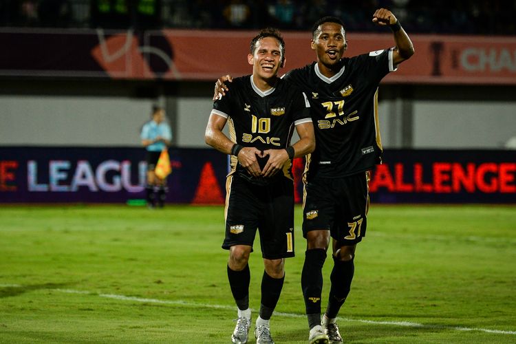 Pesepak bola Dewa United Banten Egy Maulana Vikri (kedua kanan) dan Altariq Ballah (kanan) berselebrasi usai mencetak gol ke gawang Phnom Penh Crown pada pertandingan AFC Challenge League di Stadion Indomilk Arena, Kabupaten Tangerang, Banten, Minggu (26/10/2025). Pertandingan berakhir imbang dengan skor akhir 1-1. ANTARA FOTO/Putra M. Akbar/tom.