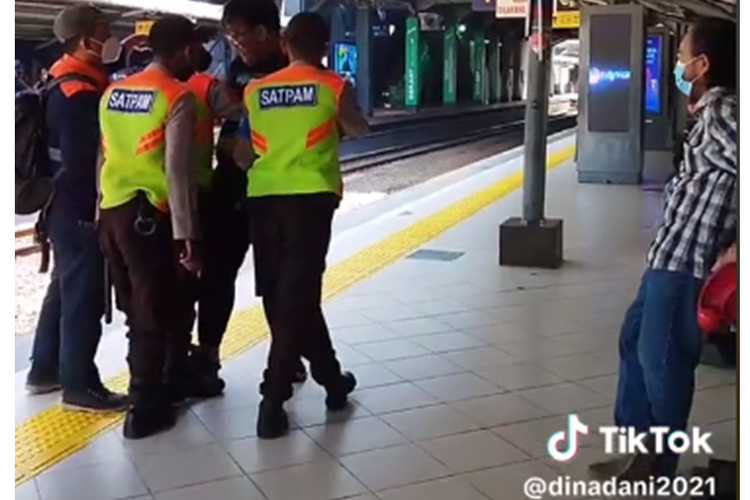 Tangkapan layar video bernarasi seorang penumpang kereta rel listrik (KRL) berbicara kasar dan mendorong sekuriti Stasiun Sudirman.