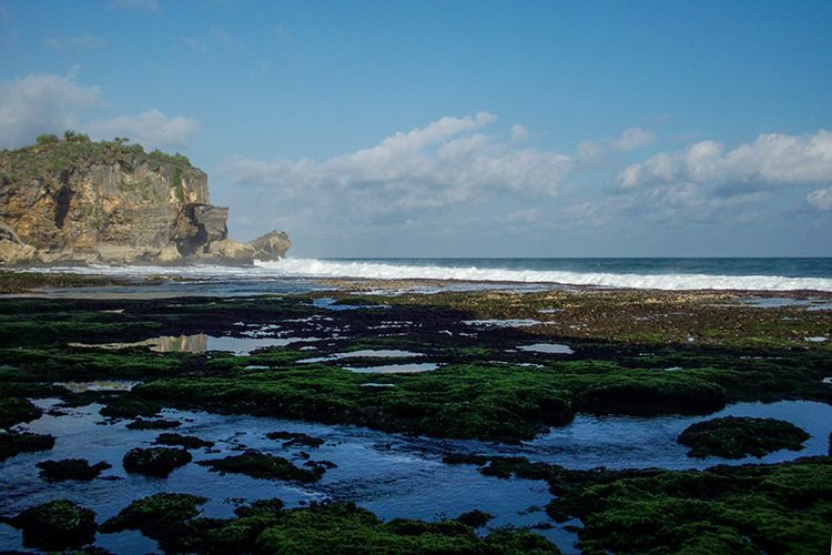 Aliran Air Tawar di Pantai Ngobaran Ketika Surut.