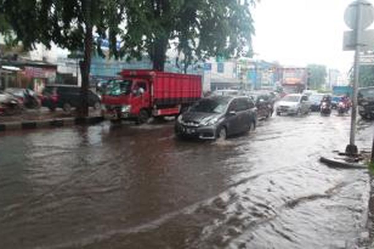 Genangan air di Jalan Arteri Pondok Indah, Kebayoran Lama, Jakarta Selatan, Kamis (22/1/2015), yang tak jauh dari lokasi tabrakan maut yang melibatkan Mitsubishi Outlander B 1658 PJE pada Selasa (20/1/2015) kemarin