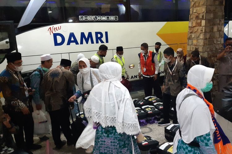 Jemaah haji kloter pertama asal Kabupaten Pati tiba di Tanah Air melalui Debarkasi Solo Asrama Haji Donohudan, Kecamatan Ngemplak, Kabupaten Boyolali, Jawa Tengah, Jumat (15/7/2022) malam.