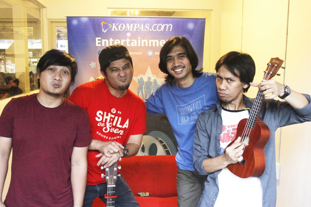 Band Sheila On 7 beraksi dalam program Selebrasi (Selebritas Beraksi) Kompas.com, yang disiarkan langsung melalui media sosial Kompas.com dari Coffee War, Kemang Timur, Jakarta Selatan, Selasa (30/1/2018). Duta, Eros, Adam, dan Brian berbincang soal singel terbaru mereka yang berjudul Film Favorit.