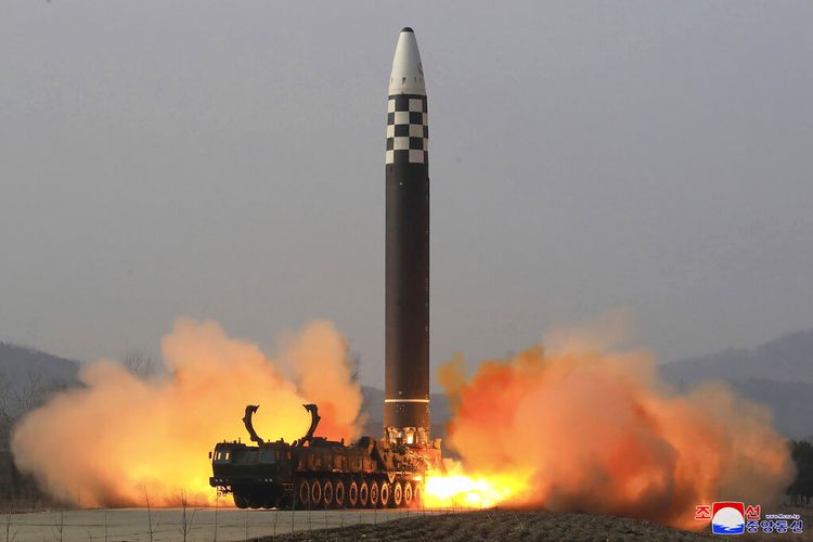 Foto yang didistribusikan oleh pemerintah Korea Utara ini menunjukkan apa yang dikatakannya sebagai uji coba rudal balistik antarbenua (ICBM) Hwasong-17, di lokasi yang dirahasiakan di Korea Utara pada 24 Maret 2022. 
