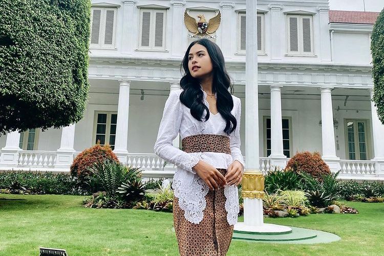 Gaya rambut kebaya Maudy Ayunda yang digerai bebas.