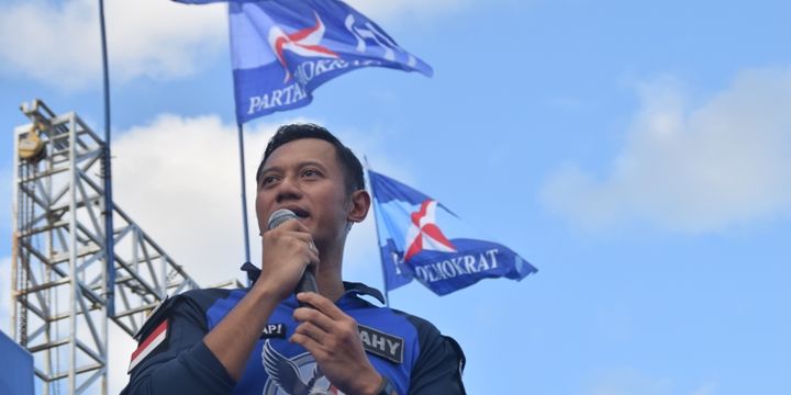 Politisi Partai Demokrat Agus Harimurti Yudhoyono (AHY) saat menghadiri kampanye akbar pasangan Calon Gubernur Sulawesi Tenggara, Rusda Mahmud dan LM Safei Kahar, di lapangan lembah hijau Kota Baubau, Sulawesi Tenggara, Kamis (3/5/2018) sore. 