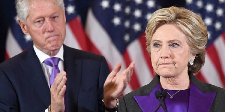 Hillary Clinton menyampaikan pidato kekalahan dalam pilpres didampingi suami Bill Clinton, Kamis (9/11) 