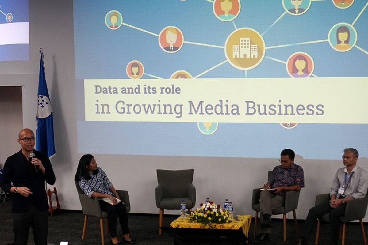 Chief Executive Officer Kompas Gramedia (KG) Media, Andy Budiman menyajikan presentasi tentang data dan peranannya di industri media dalam Seminar Nasional bertajuk Kolaborasi dalam Era Komunikasi Digital yang diselenggarakan oleh FIKOM Universitas Multimedia Nusantara, Rabu (27/11/2019).