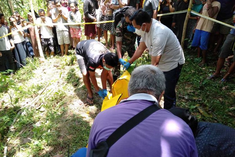 Masyarakat dihebohkan dengan penemuan jasad wanita di dalam tas besar di area perkebunan di Desa Kepuk, Kecamatan Bangsri, Kabupaten Jepara, Jumat (28/10/2022) siang sekitar pukul 11.00.