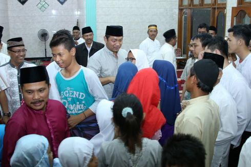 Jaring Aspirasi Warga Semarang, Hendrar Jalankan Sholat Isya Berjamaah