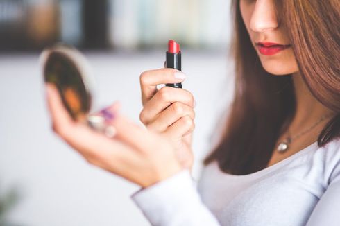 Studi: Ada Banyak Lipstik dan Kosmetik Berbahan Dasar Minyak Hiu