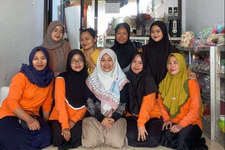 Pemilik dan pendiri Dinova Store Sri Wigatiningsih (tengah) bersama karyawan-karyawannya. 