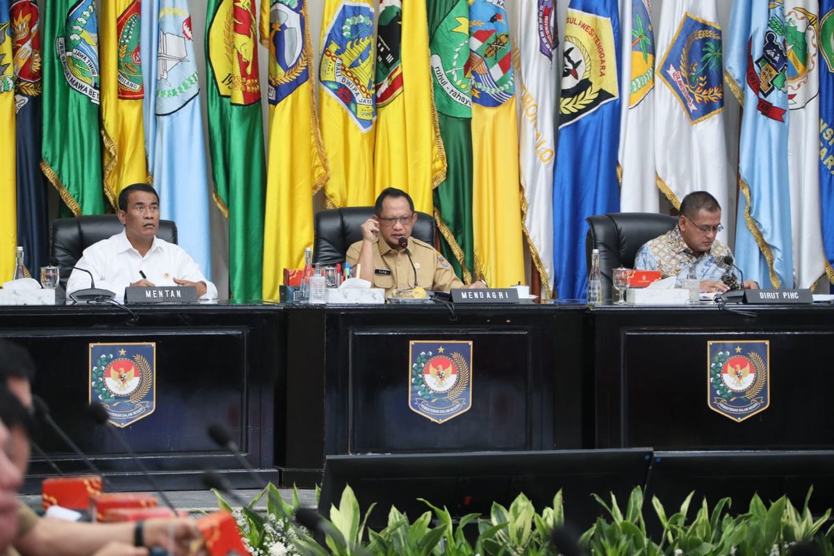 Menteri Dalam Negeri (Mendagri) Muhammad Tito Karnavian&nbsp;dalam Rapat Koordinasi (Rakoor) Pengendalian Inflasi Daerah di yang digelar secara hybrid dari Gedung Sasana Bhakti Praja (SBP) Kantor Pusat Kemendagri, Jakarta, Senin (15/7/2024).