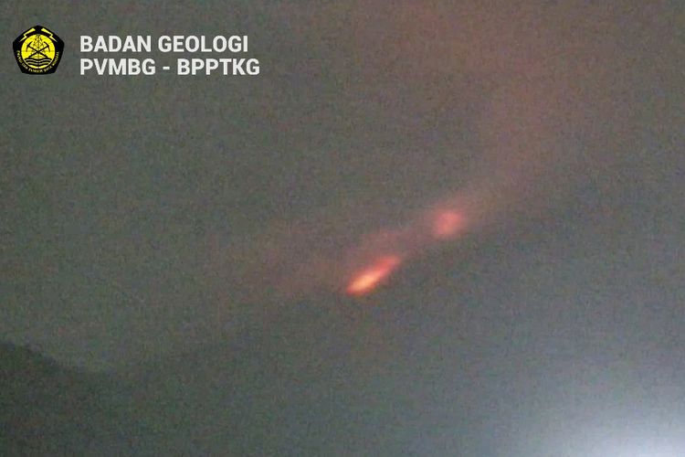 Terjadi awan panas guguran di Gunung Merapi pada 26 Februari 2021 pukul 04.39 WIB. Tercatat di seismogram dengan amplitudo 55mm, durasi 130detik, tinggi kolom ttidak teramati karena visual Gunung Merapi berkabut, estimasi jarak luncur  -+1500 m ke arah barat daya 