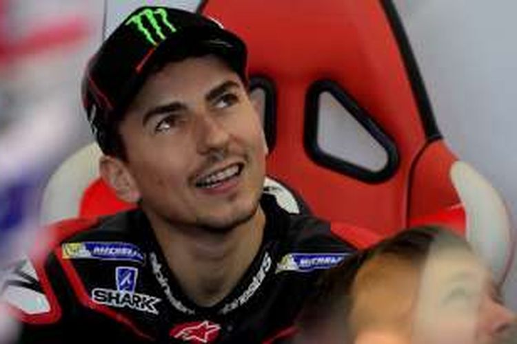 Pebalap Ducati Team asal Spanyol, Jorge Lorenzo, menunggu di garasi saat tes pasca-musim di Sirkuit Ricardo Tormo, Valencia, Selasa (15/11/2016).