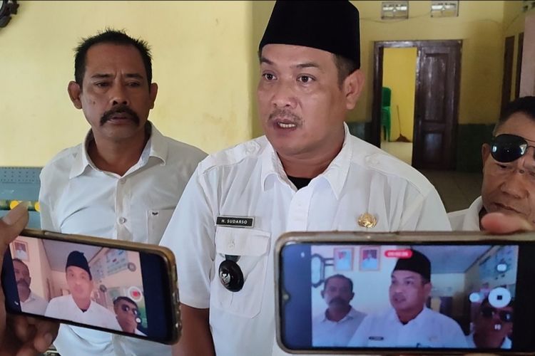 Kepala Desa Bojong Kulon, Kecamatan Susukan Kabupaten Cirebon Jawa Barat, Sudarso, menyampaikan kronologi peristiwa viral anak difabel dirundung pelajar SMA, di kantor balaidesa setempat, Rabu (21/9/2022)