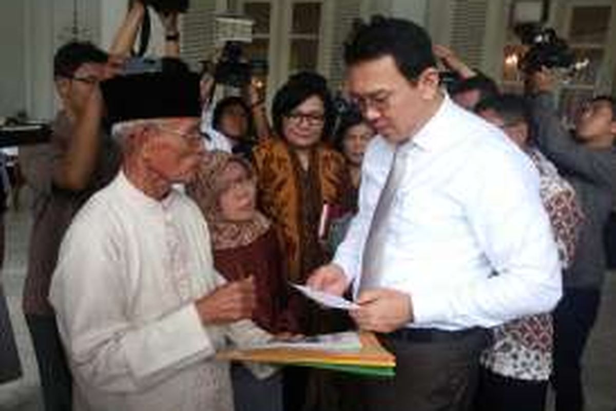 Gubernur DKI Jakarta Basuki Tjahaja Purnama saat menerima pengaduann salah seorang warga di Balai Kota, Rabu (12/10/2016).