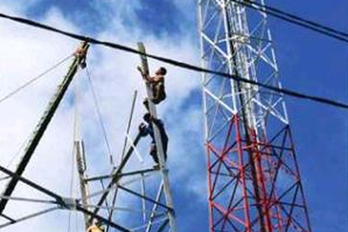 Pekerja memasang menara untuk antena pemancar dan penguat sinyal dari sebuah operator telepon seluler di Desa Nagajaya, Lebak, Banten, Selasa (1/4). Tak hanya di kota, persaingan antaroperator jaringan telekomunikasi seluler pun merambah hingga ke desa-desa.