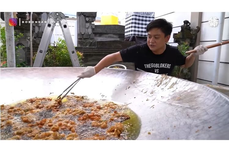 Bobon Santoso ketika membuat Bakwan Ala Chef

