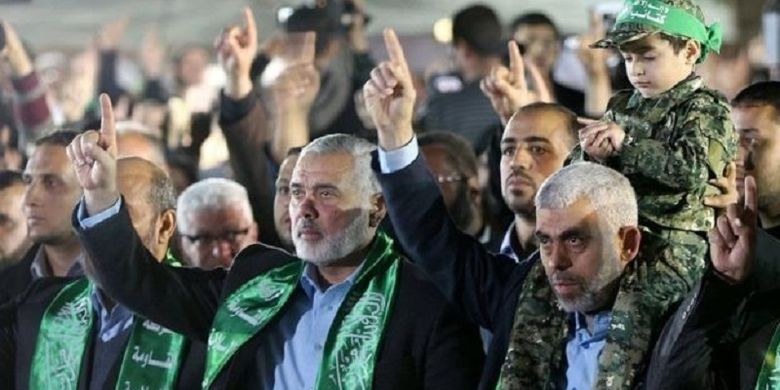 Ismail Haniya (tengah) dan pemimpin Hamas lainnya.
