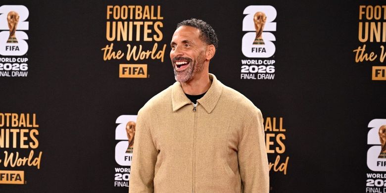 Mantan pemain timnas Inggris Rio Ferdinand tiba untuk resepsi pra-pengundian Piala Dunia Sepak Bola FIFA 2026 yang berlangsung di AS, Kanada, dan Meksiko, di Kennedy Center, di Washington, DC, pada tanggal 4 Desember 2025.