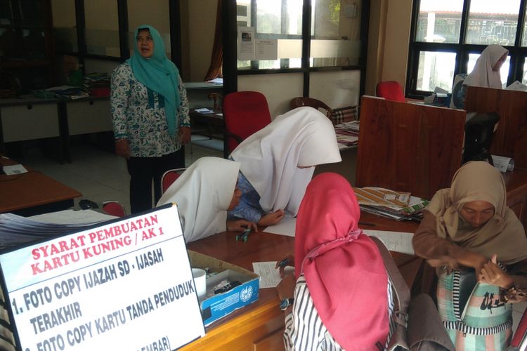 Beberapa Warga mencari Kartu Kuning di Dinas Tenaga Kerja dan Transmigrasi Gunungkidul Kamis (6/72017)