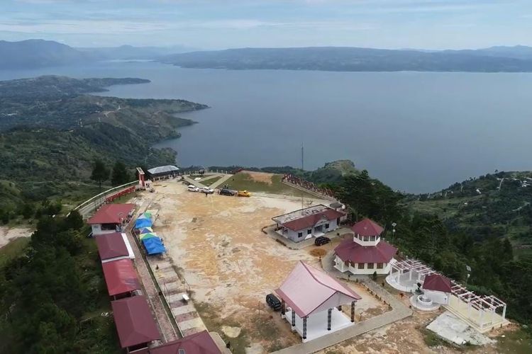 Pembangunan jalan akses menuju kawasan wisata Geopark Huta Ginjang di Kabupaten Humbang Hasundutan, Provinsi Sumatera Utara (Sumut).
