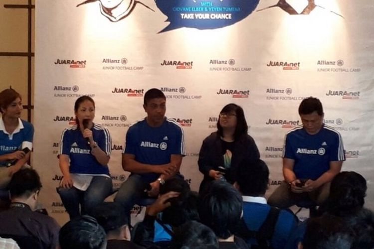 Mantan pesepak bola FC Bayern Muenchen, Giovane Elber (tengah) kembali membagikan pengalamannya saat masih aktif bermain sepak bola dalam Allianz Junior Football Camp di Jakarta, Sabtu (8/7/2017).